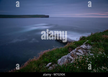 Lange Exposition im Abendlicht über der Bucht von Skaill auf Orkney, Schottland Stockfoto