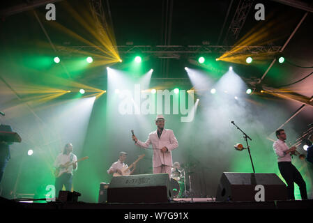 BONTIDA, Rumänien - 19 JULI 2019: Pannonia Allstars Ska Orchestra (PASO) Durchführung einer Live Konzert auf der Bühne während Electric Castle Festival Stockfoto