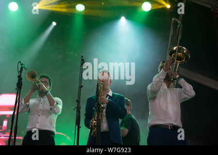 BONTIDA, Rumänien - 19 JULI 2019: Pannonia Allstars Ska Orchestra (PASO) Durchführung einer Live Konzert auf der Bühne während Electric Castle Festival Stockfoto