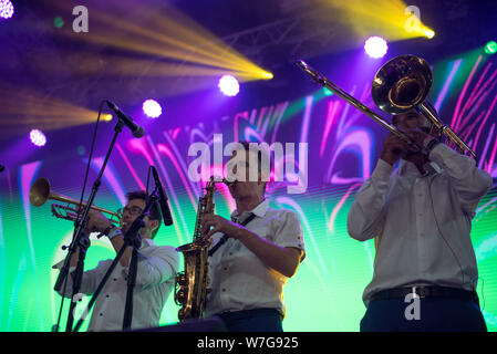 BONTIDA, Rumänien - 19 JULI 2019: Pannonia Allstars Ska Orchestra (PASO) Durchführung einer Live Konzert auf der Bühne während Electric Castle Festival Stockfoto
