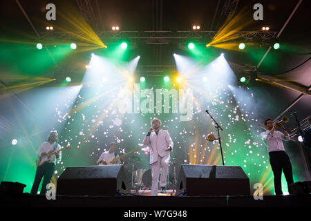 BONTIDA, Rumänien - 19 JULI 2019: Pannonia Allstars Ska Orchestra (PASO) Durchführung einer Live Konzert auf der Bühne während Electric Castle Festival Stockfoto