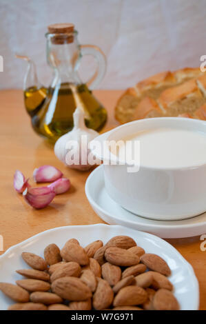 Ajoblanco und seinen Inhaltsstoffen. Malaga, Andalusien, Spanien. Stockfoto