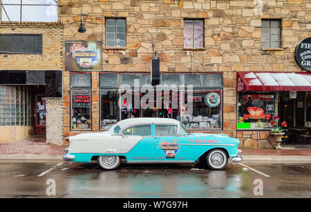 Williams Stadt in Arizona, USA. 23. Mai 2019. Antike retro Auto vor einem souveniershop in Williams geparkt, berühmte Route 66, Stockfoto