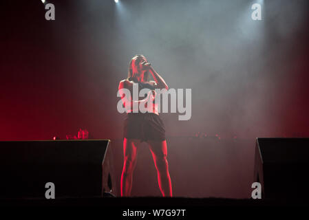 BONTIDA, Rumänien - Juli 19, 2019: Exzentrische Estnische rapper Tommy Cash bei einem live Konzert in Electric Castle Festival Stockfoto