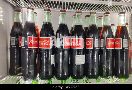 Santa Fe, New Mexico, USA. 13. Mai 2019. Kühlschrank gefüllt mit Coca Cola Flaschen. Soft drink 500 ml Vergnügen! Stockfoto