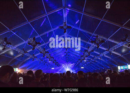 BONTIDA, Rumänien - Juli 19, 2019: Exzentrische Estnische rapper Tommy Cash bei einem live Konzert in Electric Castle Festival Stockfoto