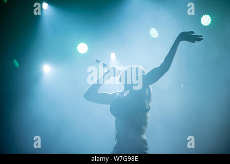 BONTIDA, Rumänien - Juli 19, 2019: Exzentrische Estnische rapper Tommy Cash bei einem live Konzert in Electric Castle Festival Stockfoto