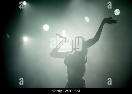 BONTIDA, Rumänien - Juli 19, 2019: Exzentrische Estnische rapper Tommy Cash bei einem live Konzert in Electric Castle Festival Stockfoto