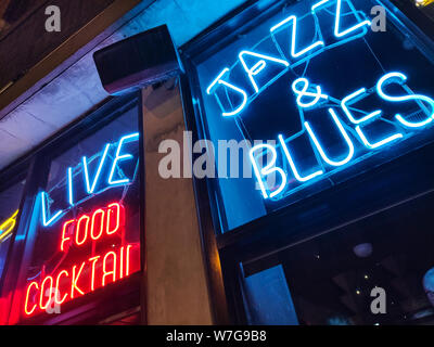 Chicago, Illinois, USA. 10. Mai 2019. Nachtleben mit Jazz und Blues Musik. Retro Bar mit roten und blauen Leuchtreklame. Essen und Cocktails Stockfoto