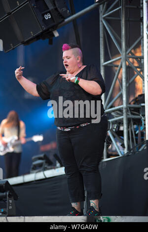 BONTIDA, Rumänien - 19 JULI 2019: Gebärdendolmetscher Amber Galloway Gallego Übersetzen einen Song für Personen mit Behinderung an den Elektrische Stockfoto