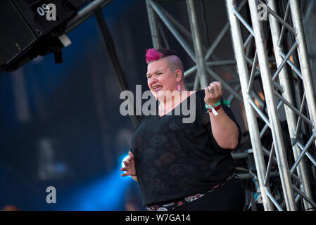 BONTIDA, Rumänien - 19 JULI 2019: Gebärdendolmetscher Amber Galloway Gallego Übersetzen einen Song für Personen mit Behinderung an den Elektrische Stockfoto