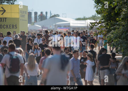 BONTIDA, Rumänien - 20. JULI 2019: Menschenmenge genießen die Atmosphäre auf Electric Castle Festival Stockfoto