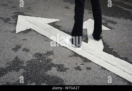 Leute stehen an der Kreuzung und der Entscheidung, welche Weise mit Kopie Platz für Text einfügen. Zwei Möglichkeiten Konzept zu wählen. Stockfoto