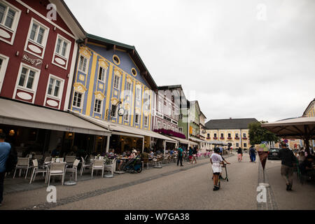 Restaurants, Cafés und Geschäfte säumen den Marktplatz in Mondsee, Österreich. Stockfoto