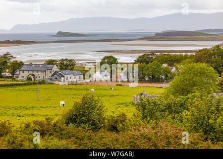 Blick von der Strecke bis Irlands heiligen Berg Croagh Patrick in dem Dorf Murrisk im County Mayo Irland Stockfoto