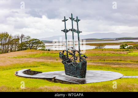 Nationale Hunger Memorial, die einen Sarg Schiff in Murrisk. County Mayo, Irland Stockfoto