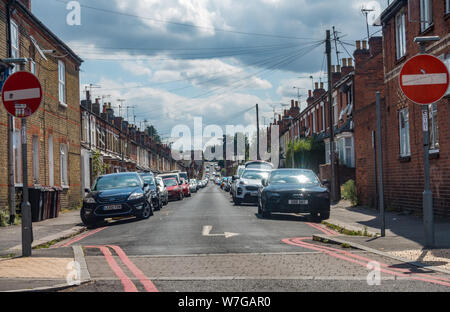 Die Kreuzung der Cranbury Straße mit der Oxford Road in Reading, Berkshire, Großbritannien. Geparkte Autos und Reihenhäuser Linie Cranbury Straße. Stockfoto