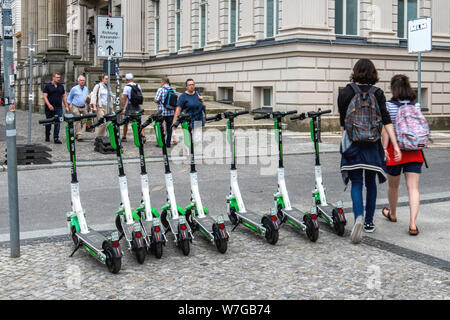 Kalk E-Scooter auf Stadt Pflaster in beliebten touristischen Bereich, Unter den Linden, Mitte, Berlin Stockfoto