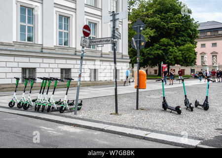 Kalk & Tier E-Scooter auf Stadt Pflaster in der Nähe von Green Bebelplatz im touristischen Bereich, Unter den Linden, Mitte, Berlin. rivalisierenden Firmen Konkurrieren für Raum auf Stadt Bürgersteige Stockfoto