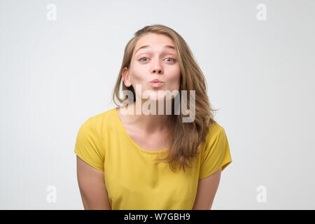 Cute kaukasische Frau zeigen küssen Lippen in romantische Stimmung. Studio shot Stockfoto