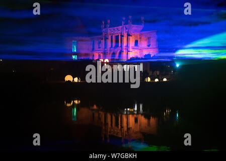 BONTIDA, Rumänien - Juli 21, 2019: die Menschen besuchen die Ruinen des Banffy Gebäude beleuchtet mit Leds und Laser während das elektrische Schloss festi Stockfoto