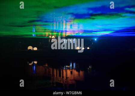 BONTIDA, Rumänien - Juli 21, 2019: die Menschen besuchen die Ruinen des Banffy Gebäude beleuchtet mit Leds und Laser während das elektrische Schloss festi Stockfoto