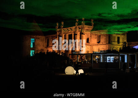 BONTIDA, Rumänien - Juli 21, 2019: die Menschen besuchen die Ruinen des Banffy Gebäude beleuchtet mit Leds und Laser während das elektrische Schloss festi Stockfoto