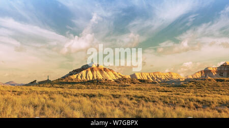 Schöne Bardenas Kastildeterra in der Wüste bei Sonnenuntergang Spanien Stockfoto