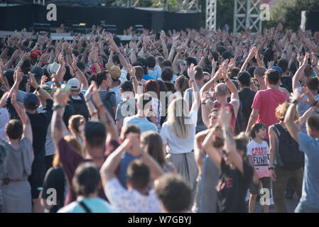 BONTIDA, Rumänien - 21. JULI 2019: Masse von fröhlichen Menschen tanzen und feiern während einer Suie Paparude Konzert in Electric Castle Festival Stockfoto