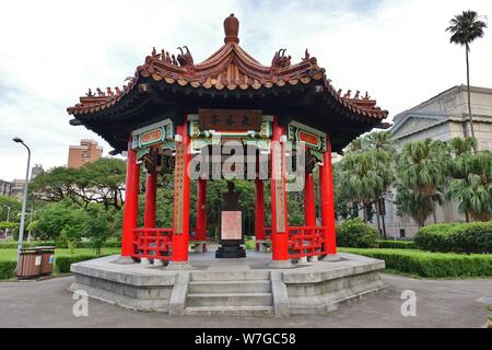 TAIPEI, Taiwan - 4 May 2019 - Blick auf eine rote Pagode auf einem Teich in der 228 Peace Memorial Park in Taipeh, Taiwan. Stockfoto