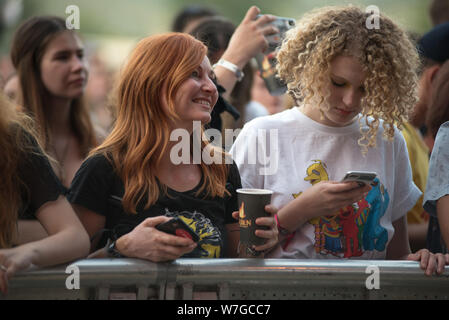 BONTIDA, Rumänien - Juli 18, 2019: Die Menschen feiern während einer Bande von Jugendlichen live Konzert in Electric Castle Festival Stockfoto