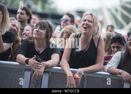 BONTIDA, Rumänien - Juli 18, 2019: Die Menschen feiern während einer Bande von Jugendlichen live Konzert in Electric Castle Festival Stockfoto