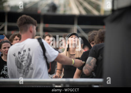 BONTIDA, Rumänien - Juli 18, 2019: Die Menschen feiern während einer Bande von Jugendlichen live Konzert in Electric Castle Festival Stockfoto