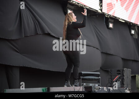 BONTIDA, Rumänien - 18 JULI 2019: Gebärdendolmetscher Übersetzen einen Song für Personen mit Behinderung an Electric Castle Festival Stockfoto