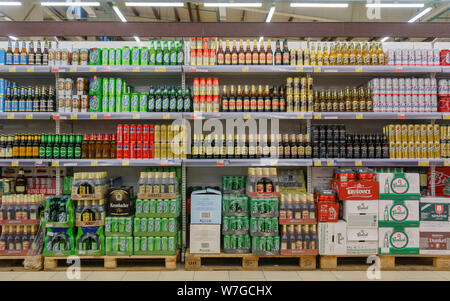 Moskau, Russland, 11. Februar 2019: Bier Flaschen im Regal im Supermarkt mit bunten Etiketten. Geeignet für die Präsentation von neuen Bierflaschen und neue Designs Stockfoto