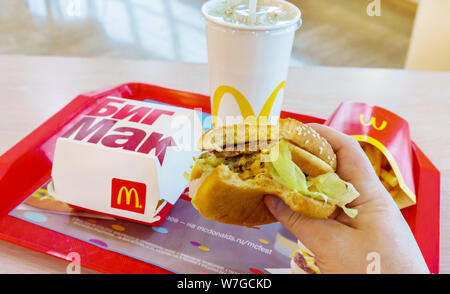 Moskau, Russland, 12. Februar 2019: Big Mac hamburger Menü bei McDonald's. Es besteht aus zwei Rindfleisch, Salat, Käse, Essiggurken und Zwiebeln, in eine t serviert. Stockfoto