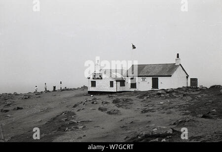 1970er Jahre, historische Außenansicht des berühmten "First & Last House" am Rande der Küste von Land's End, Cornwall, England, ein altes aus Stein gebautes Cottage wurde zu einem Teeraum, in dem cornwall Souvenirs und Snacks verkauft werden. Stockfoto