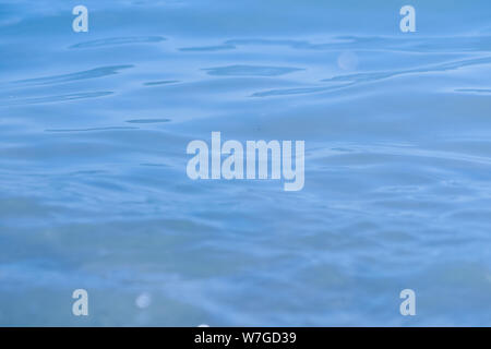 Blue sea water, glatte blaue Fläche, ruhiges Meer. Stockfoto
