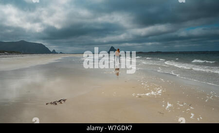 Fitness Mann Läufer laufen am kalten Strand. Aufgenommen in Nordnorwegen Stockfoto