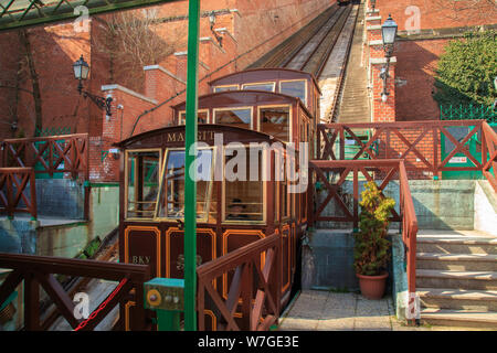 Budapest, Ungarn, 22. März 2018: Budapest Castle Hill Standseilbahn. Ungarn. Vintage Wagen sind an der letzten Haltestelle. Stockfoto