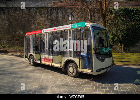 Budapest, Ungarn, 22. März 2018: Touristen shuttle Auto auf die Budaer Burg. Stockfoto
