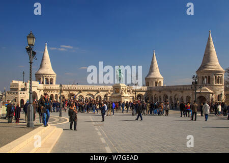 Budapest, Ungarn, 22. März 2018: die Fischerbastei und die Statue von Stephen I. Stockfoto
