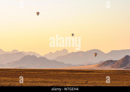 Drei Heißluftballons über Sossusvlei, Namib-Naukluft-Nationalpark, Namibia fliegen Stockfoto
