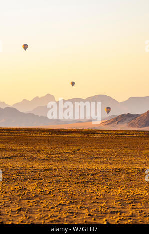 Drei Heißluftballons über Sossusvlei, Namib-Naukluft-Nationalpark, Namibia fliegen Stockfoto