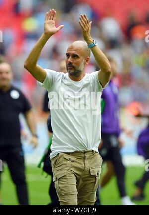 JOSEP GUARDIOLA MANAGER MANCHESTER CITY Liverpool gegen Manchester City, FA Community Shield Wembley Stadion, LONDON, ENGLAND, 04. August 2019 GBD 14524 durch die Fans am Ende des Spiels Liverpool gegen Manchester City den FA Community Shield 04/08/19 WARNUNG! Dieses Foto darf nur verwendet für Zeitung und/oder Zeitschrift redaktionelle Zwecke. Möglicherweise nicht für Publikationen, bei denen 1 Spieler verwendet werden, 1 Club oder 1 Wettbewerb ohne schriftliche Genehmigung von Fußball DataCo Ltd. Für Rückfragen wenden Sie sich bitte an Fußball DataCo Ltd +44 (0) 207 864 9121 Stockfoto