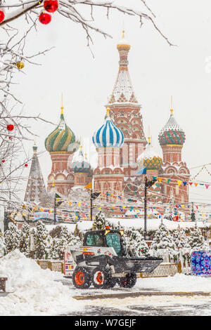 Moskau, Russland - Februar 13,2019: Schneepflug Schnee Reinigung von City Road. Schneeräumung. Traktor ebnet den Weg nach starkem Schneefall. Stockfoto