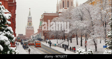 Moskau, Russland - Februar 13,2019: Schneepflug Schnee Reinigung von City Road. Schneeräumung. Traktor ebnet den Weg nach starkem Schneefall. Stockfoto