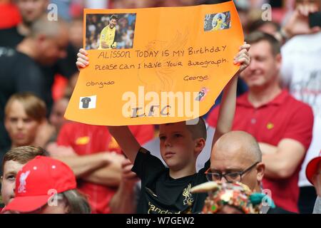 Eine junge LIVERPOOL FAN HÄLT EIN BANNER LIVERPOOL LIVERPOOL V V MANCHESTER CITY MANCHESTER CITY, FA Community Shield Wembley Stadion, LONDON, ENGLAND, 04. August 2019 GBD 14547 DER FA Community Shield 04/08/19 WARNUNG! Dieses Foto darf nur verwendet für Zeitung und/oder Zeitschrift redaktionelle Zwecke. Möglicherweise nicht für Publikationen, bei denen 1 Spieler verwendet werden, 1 Club oder 1 Wettbewerb ohne schriftliche Genehmigung von Fußball DataCo Ltd. Für Rückfragen wenden Sie sich bitte an Fußball DataCo Ltd +44 (0) 207 864 9121 Stockfoto