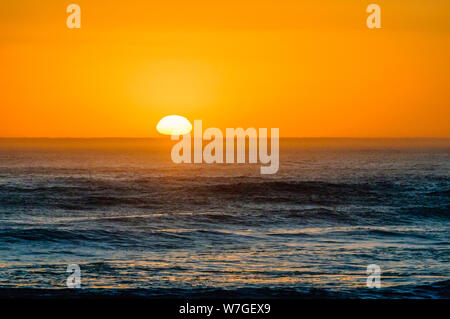 Die Sonne über den Horizont des Atlantischen Ozeans Stockfoto