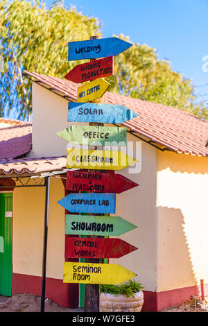 Anzeichen für die unterschiedlichen Abteilungen an einer Schule für junge Menschen, um sie zu wertvollen Fähigkeiten beibringen, Otjiwarongo, Namibia Stockfoto
